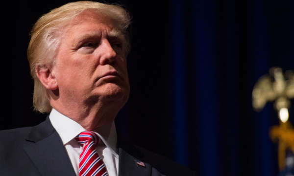 Arrogance:Trump s'en prend à un bébé pendant son meeting Arrogance:Trump s'en prend à un bébé pendant son meeting