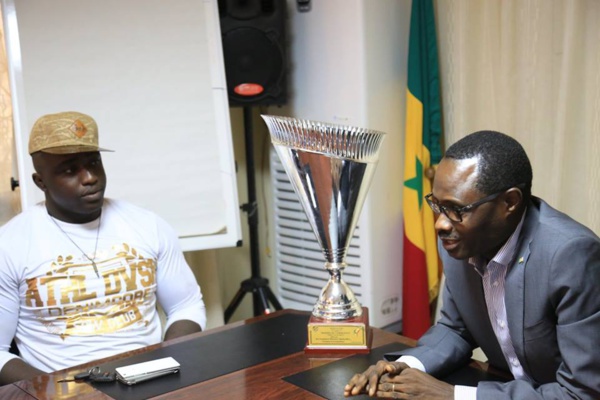 PHOTOS:Lac de Guiers 2, présente son trophée au DG du PRODAC, Jean Pierre Senghor