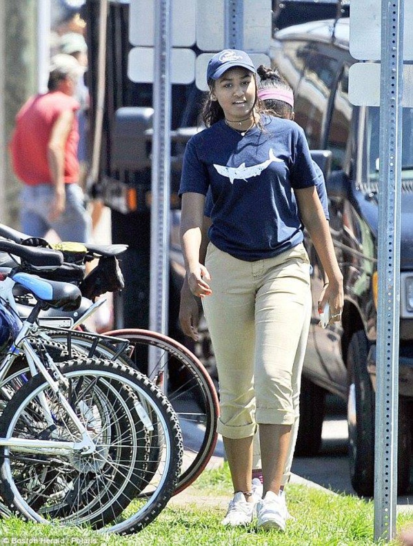 Regardez : Sasha, la fille du Président Obama travaille dans un resto de fruits de mer