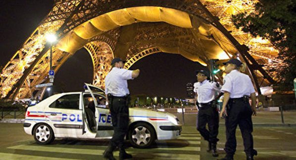 Dernière minute: A Paris, la Tour Eiffel évacuée