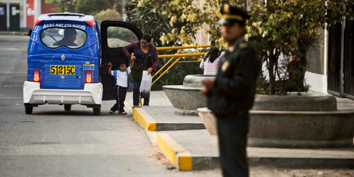 Pérou : un policier corrompu, surpris en flagrant délit, avale le billet