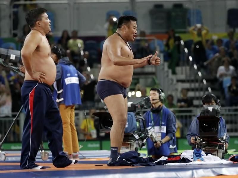 JO 2016: Leur lutteur prend une pénalité, ils arrachent leurs vêtements de rage devant les juges