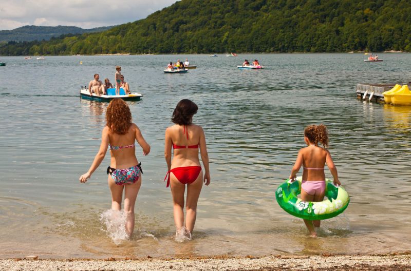 Une femme agressée parce qu'elle se baignait seins nus