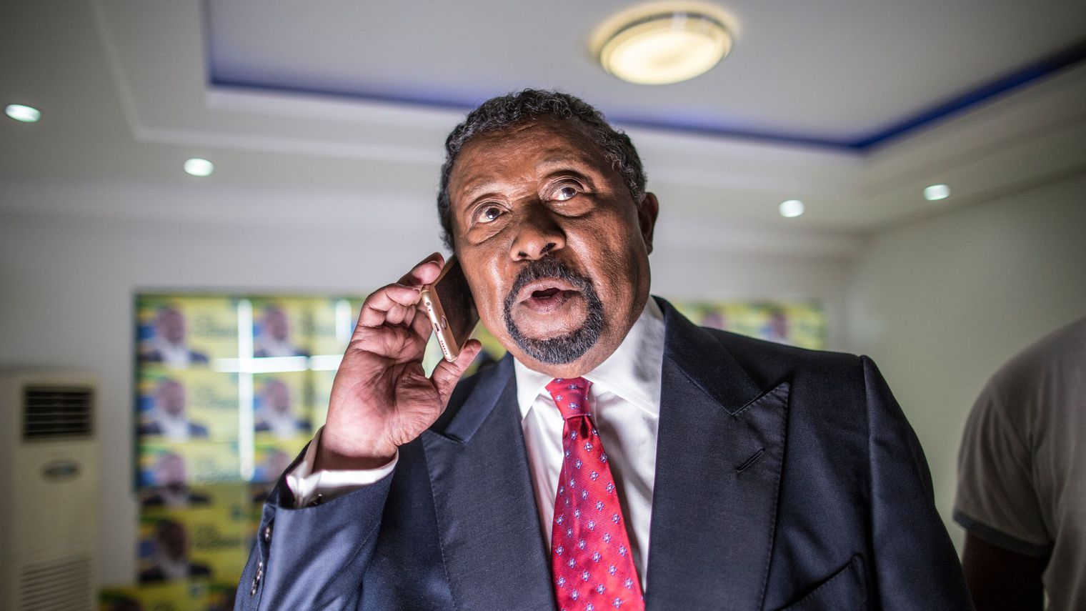 Gabon : Jean Ping appelle François Hollande à l'aide