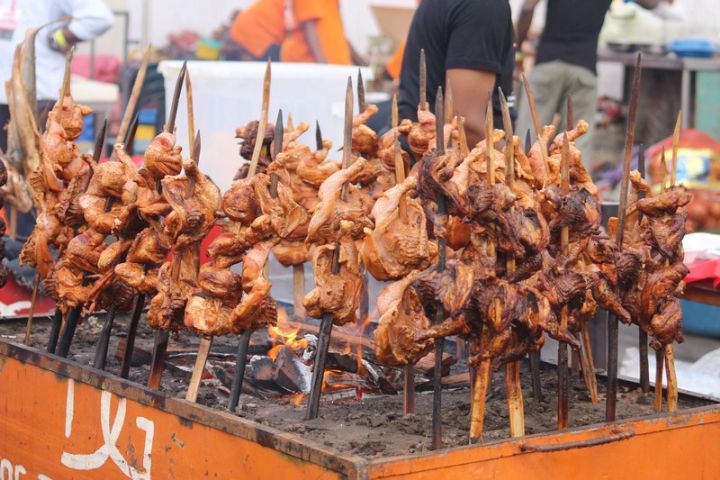 Au festival des grillades d’Abidjan, on déguste des escargots et du zèbre d’Afrique du Sud (REPORTAGE)
