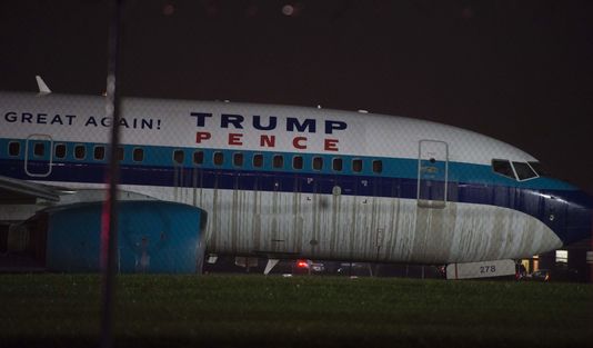 L'avion qui transportait le colistier de Trump sort de piste