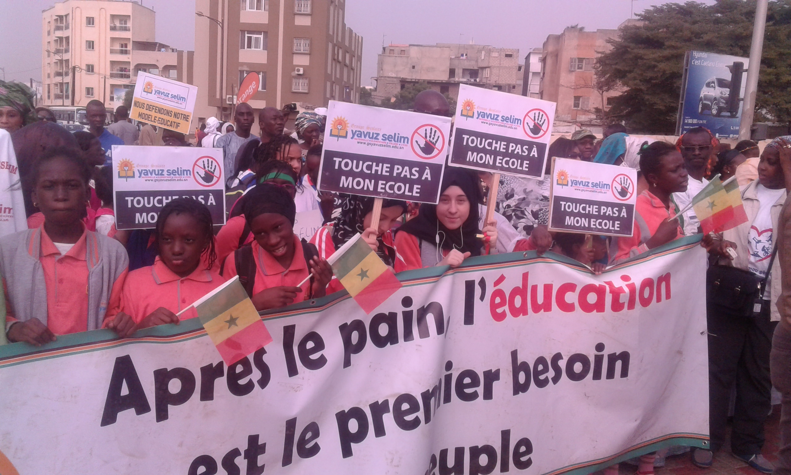 Les premières images de la marche contre la fermeture de l'ecole Yavuz Selim