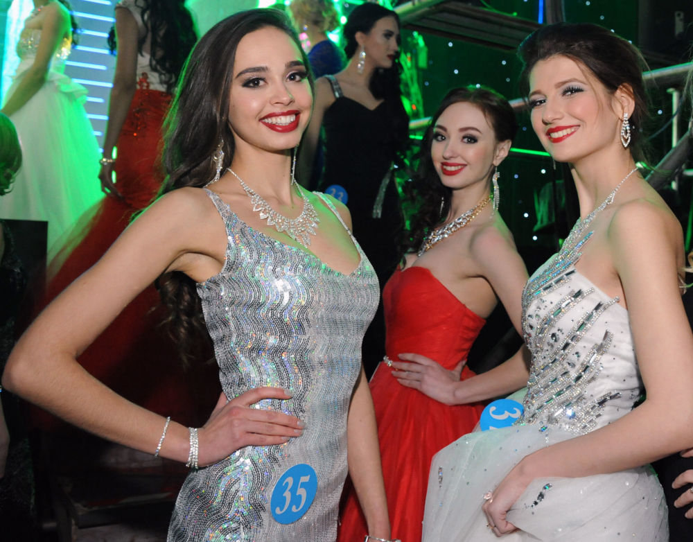 PHOTOS:  Les plus belles participantes du concours de beauté «Reine des neiges»