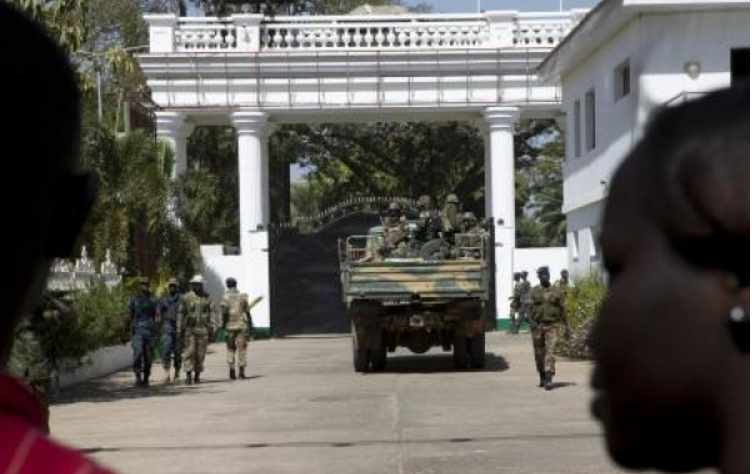 (Photos Exclusives) Des lingots d'or, de l’argent, de la drogue trouvés chez Jammeh