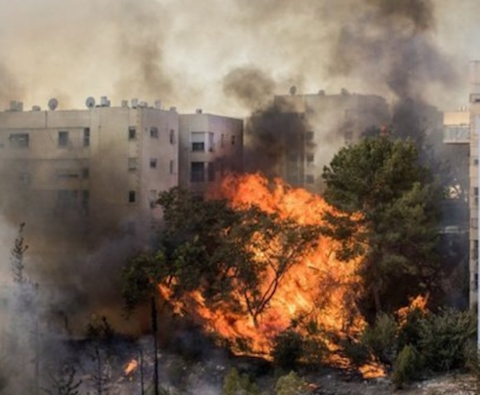 Des véhicules stationnés devant l'agence de la case des tout-petits prennent feu