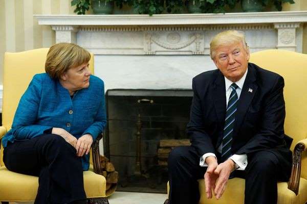 Trump n'a pas serré la main de Merkel car il n'avait "pas entendu la question"