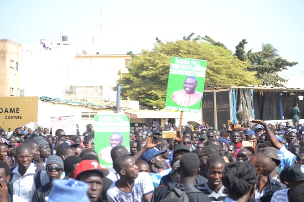 En direct de la place de l'Obélisque: les manifestants réclament la libération de Bamba Fall et Khalifa Sall 