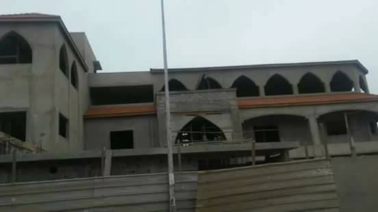 Guédiaway: le palais du maire alioune Sall en construction