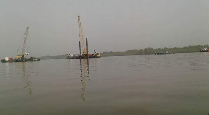 IMAGES: Construction du Pont de Farafegny en Gambie, rien ne bouge