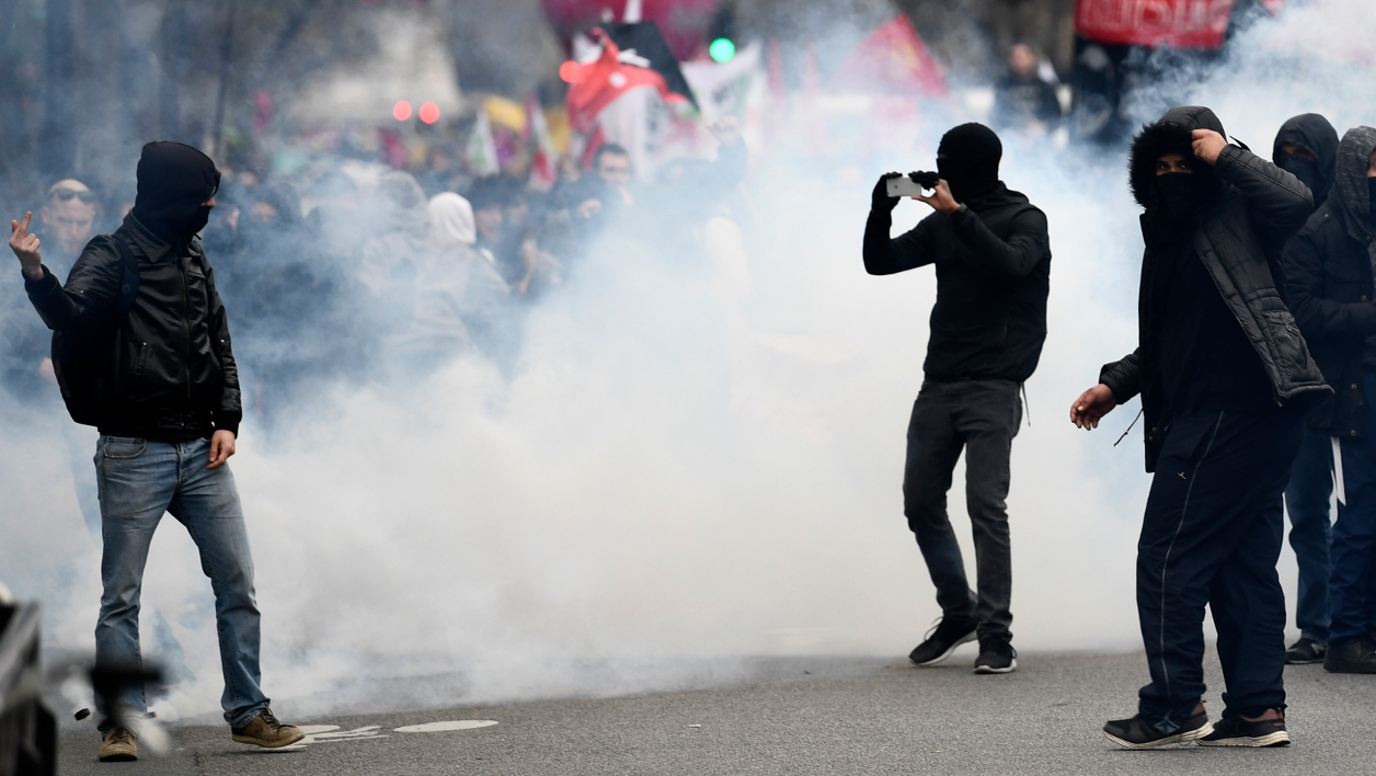 Présidentielle: Neuf blessés et 29 personnes placées en garde à vue après les échauffourées à Paris...