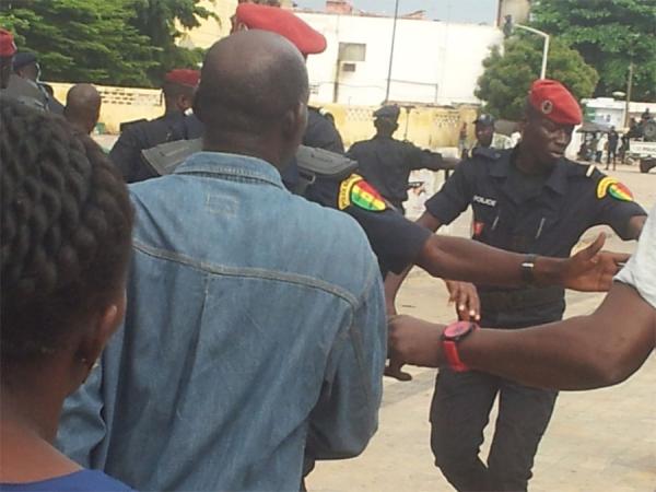 Insolite: la police interrompe une manifestation des pros Macky à Grand Yoff