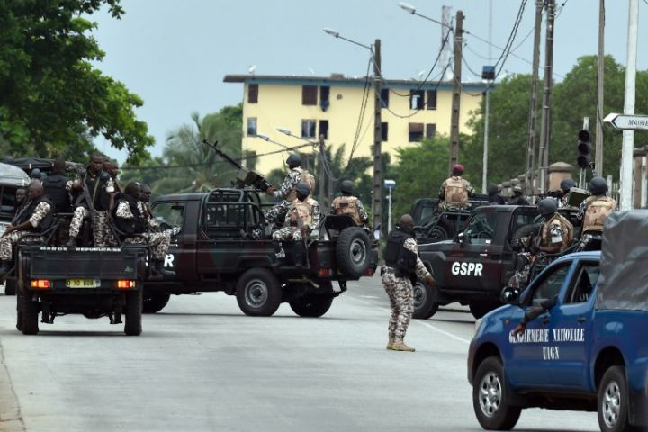 Risque d'affrontement en Cote Ivoire; Des forces loyalistes déployées autour du camp militaire des mutins