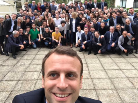 Le selfie présidentiel de Macron avec toute son équipe