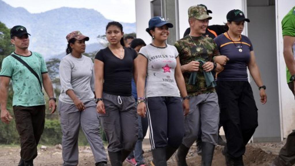 Colombie: douze premiers combattants des FARC réintégrés à la vie civile