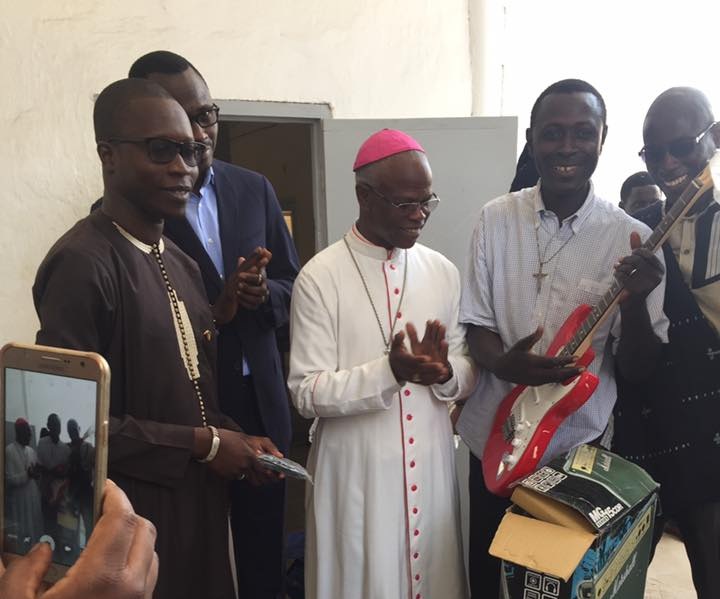 Kolda: Macky offre un lot d'instruments de musique à la chorale Sainte Cécile