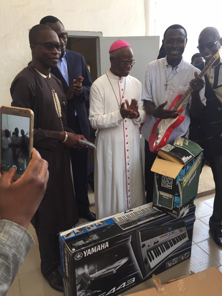 Kolda: Macky offre un lot d'instruments de musique à la chorale Sainte Cécile