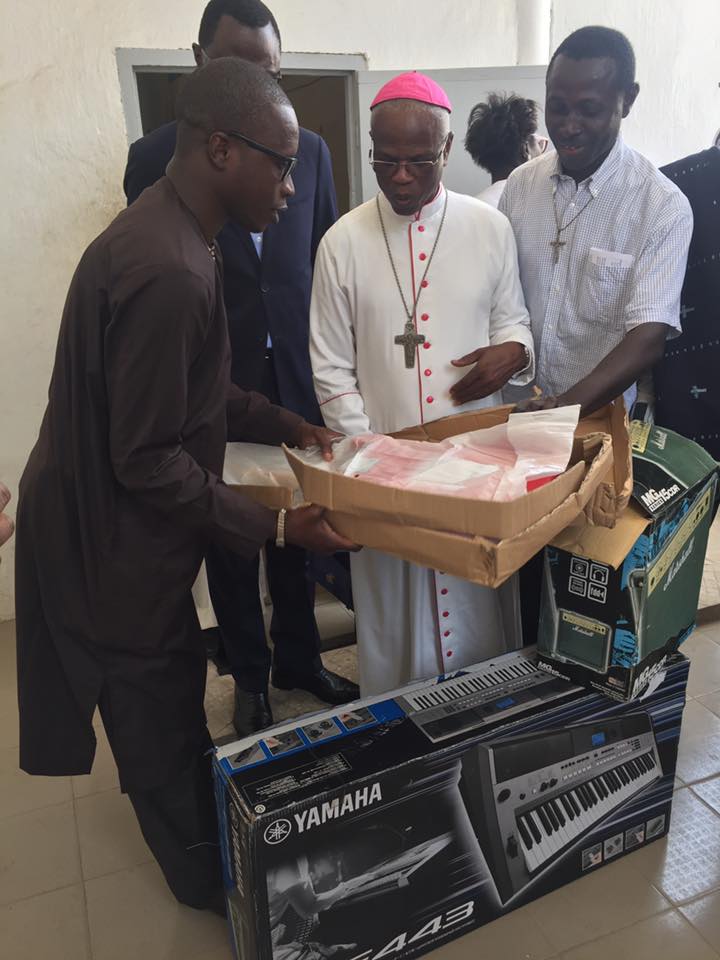 Kolda: Macky offre un lot d'instruments de musique à la chorale Sainte Cécile