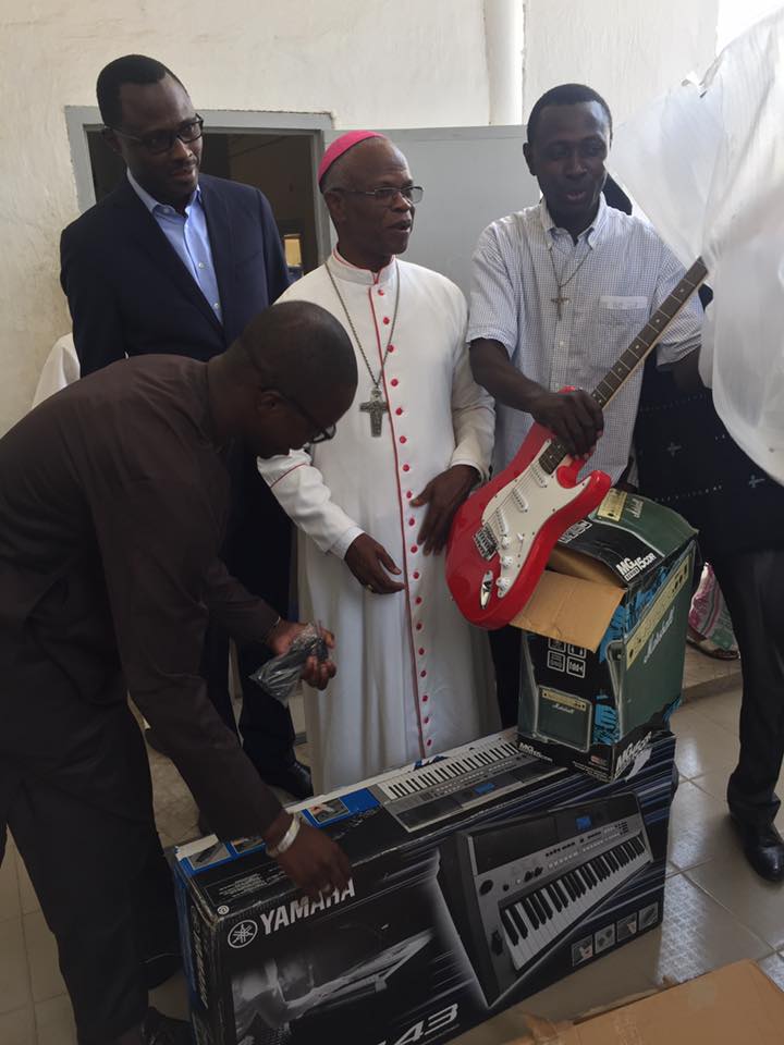 Kolda: Macky offre un lot d'instruments de musique à la chorale Sainte Cécile