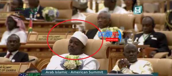 Le président Gambien, Adama Barrow se tape une sieste en plein Sommet des pays musulmans