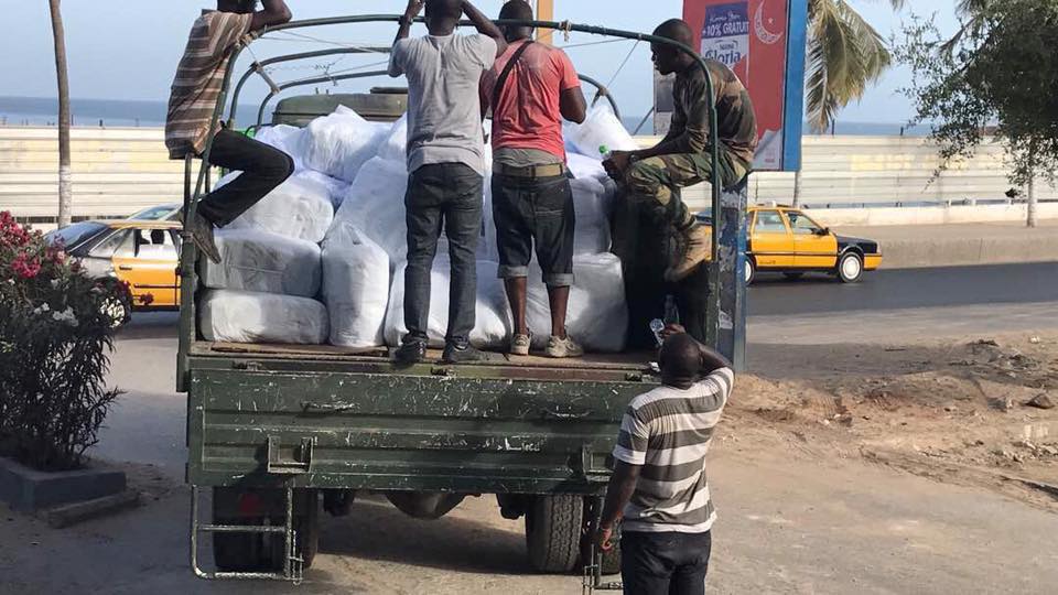 POPONGUINE: Marieme Faye Sall offre une tonne de tee-shirts aux pélerins