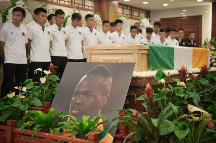 Deuil: les Chinois rendent hommage à Cheick Tioté