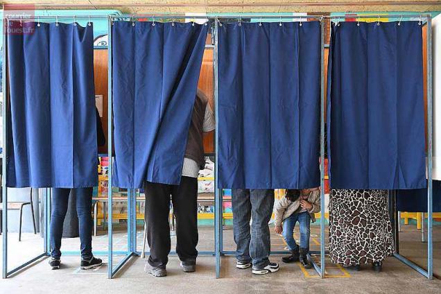 Législatives : le gouvernent commande 25 000 isoloirs pour faciliter...