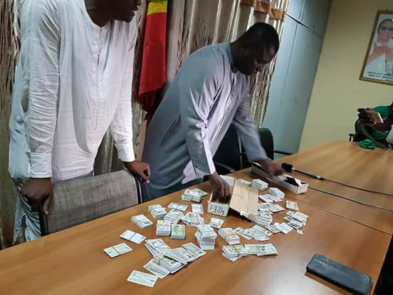 Scandale du siècle: 1000 cartes saisies entre les mains de deux jeunes à Dakar