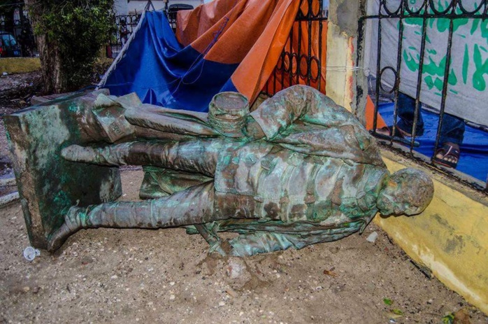 Sénégal: la statue du "Colon" Faidherbe écrasée par les pluies diluviennes