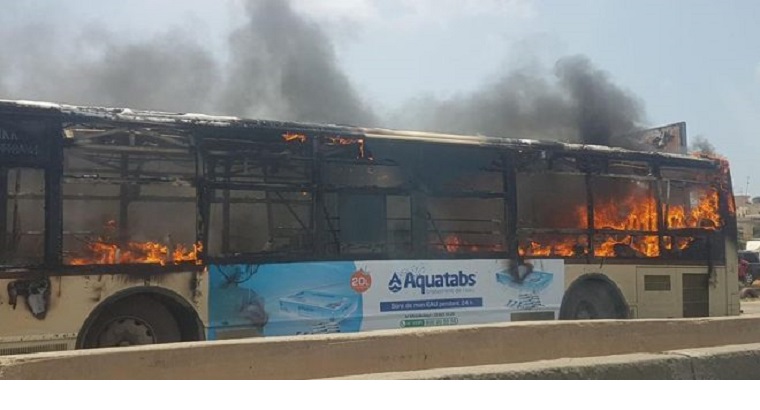 DAKAR: encore un bus de Dakar Dem Dikk brûlé par des jeunes....