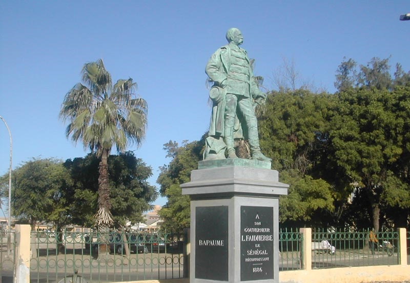 Sénégal: malgré les vives contestations, la statue Faidherbe remise à sa place