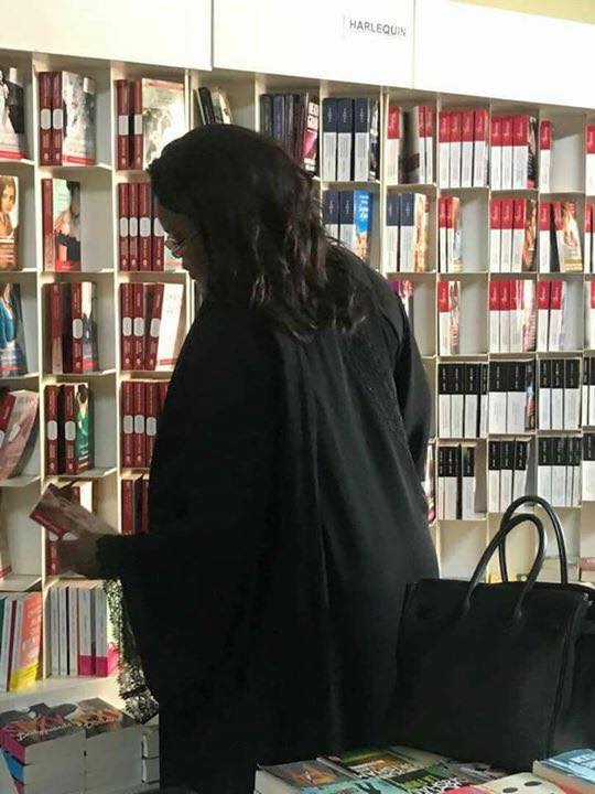 Marième Faye Sall en tenue noire dans une librairie 