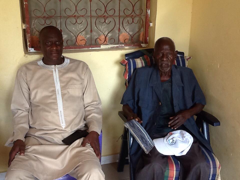 Le président Benoît Sambou  dans son village de Mandouane avec ses parents