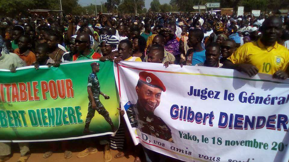Burkina :une foule immense marche pour la libération du Général Dienderé