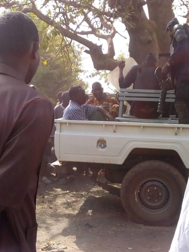 Horrible, des hommes ont enlevé la peau d'un bœuf vivant