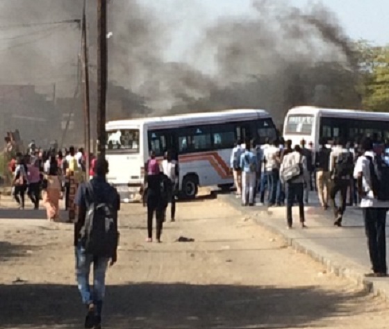 Dernière minute: les étudiants de l’UGB bloquent la nationale numéro 2