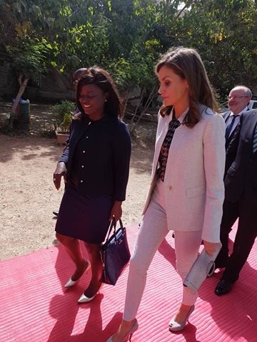 Le ministre Angelique Manga à l'accueil de la Reine d'Espagne