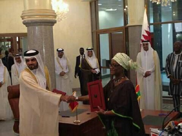 Un ministre burkinabé a contraint l'éminent Emire du Qatar à serrer sa main