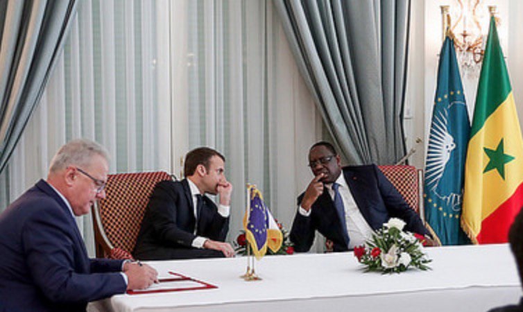 Macky achète à la France 50 000 lampadaires solaires à 1 million l'unité