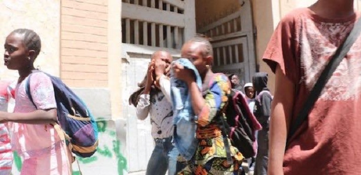 URGENT: la police balance des grenades lacrymogènes dans une école de Mbacké. Plusieurs élèves évacués