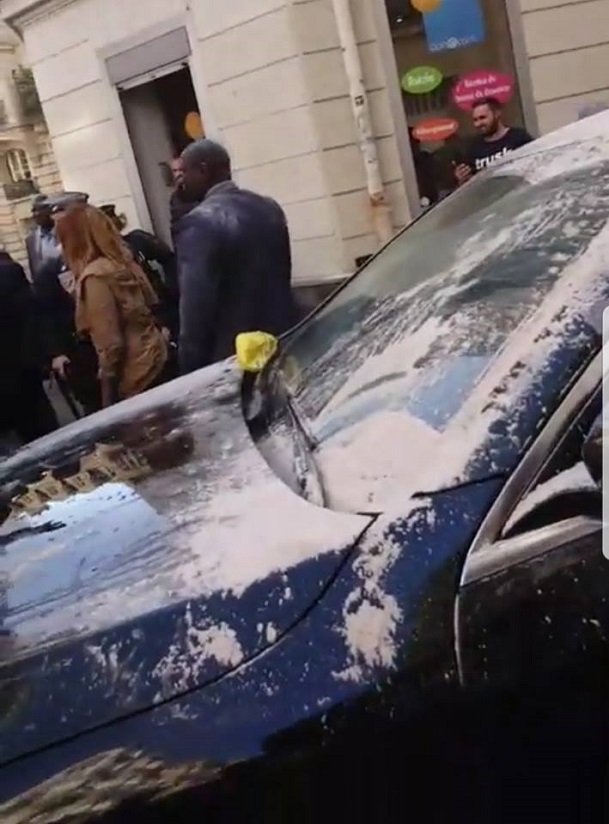 Le véhicule de Macky Sall enfariné à Paris par des Sénégalais furieux!  