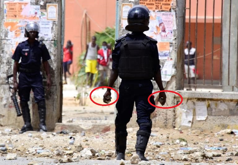 Attention, les policiers utilisent des pierres contre les étudiants