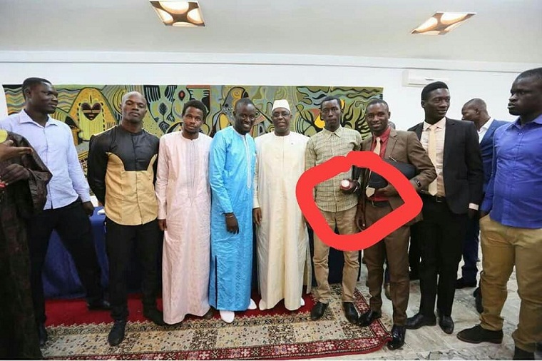 Ces étudiants qui se "déculottent"  devant Macky 