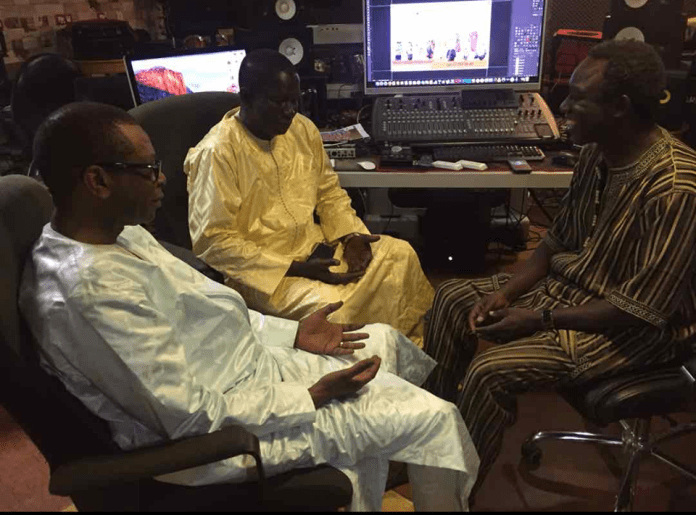  Photos: Le roi du Mbalax chez Thione Seck pour lui...
