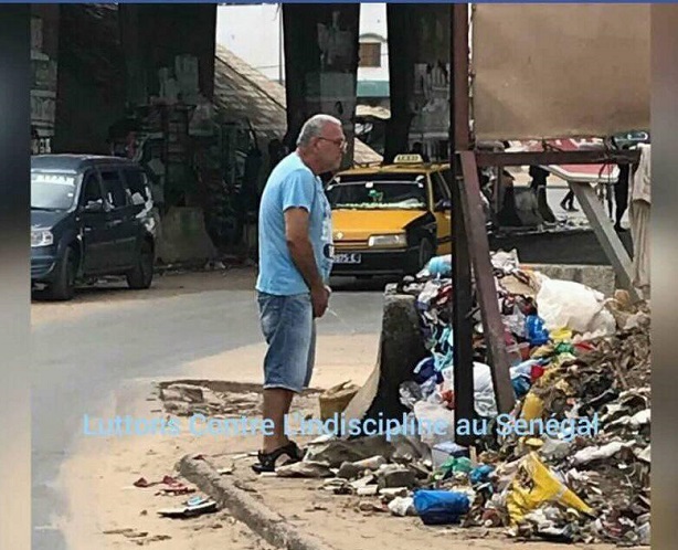 Ce blanc pris en flagrant délit dans les rues de Dakar