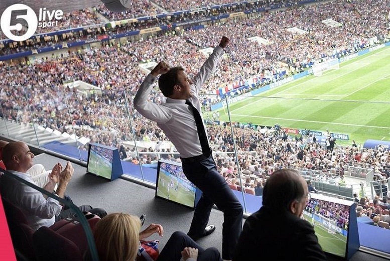 Arrêt sur image: Emmanuel Macron s’est lâché dans les tribunes